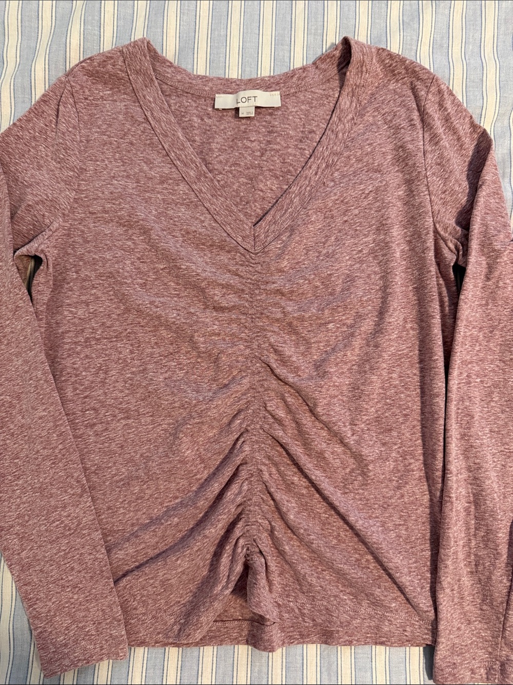LOFT Mauve Heathered V-Neck Long Sleeve with Front Ruching. M. PTP 19” L 23”
